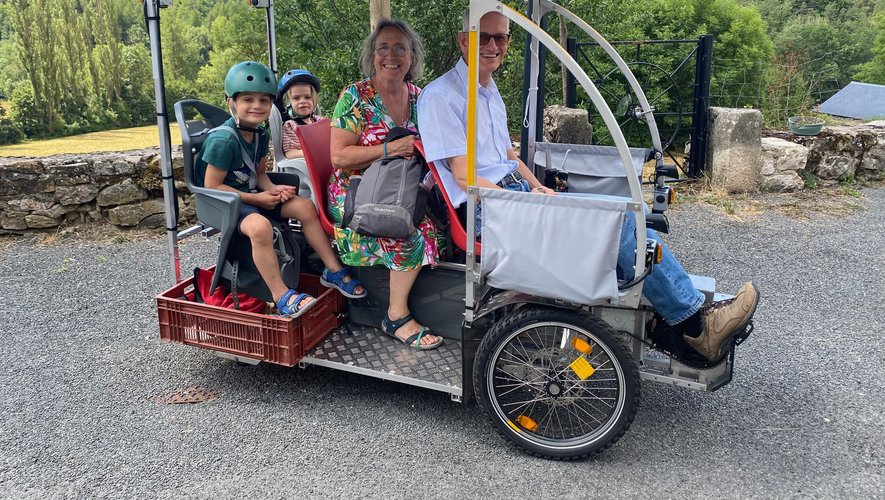 Une famille se déplace en Vhélio sur Paris (Source : Midi Libre)